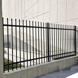 Panneau de clôture en acier galvanisé de qualité supérieure, noir, à piquets en triade, pour piscine résidentielle de luxe, patio, jardin, maison moderne blanche - Product Image 1