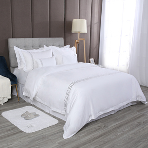 Giải pháp vật tư phòng khách sạn - Bán buôn một cửa - Bộ ga trải giường khách sạn cao cấp thêu họa tiết 4 món - Bộ đồ giường cotton cao cấp khách sạn - Product Image 1