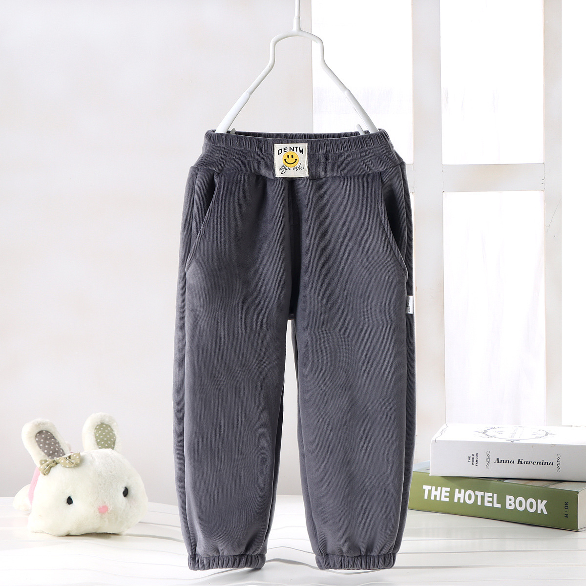 Pantaloni della tuta foderati in pile-faccina sorridente grigio scuro