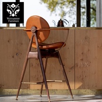 Tabouret de bar de luxe de style moderne du milieu du siècle, avec structure en bois massif, dossier rond, revêtement en cuir et accoudoirs incurvés