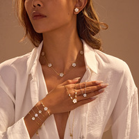 Ensemble de bijoux en acier inoxydable plaqué or 18 carats avec incrustation de nacre pour collier, bracelet et boucles d'oreilles