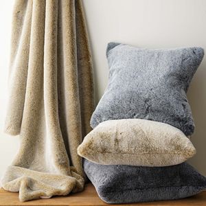 <span class=keywords><strong>Federe</strong></span> per Cuscini Decorativi 18x18 Pollici in Morbida Pelliccia Sintetica di Coniglio Grigio Neutro di Lusso per Divano, Camera da Letto - Product Image 2