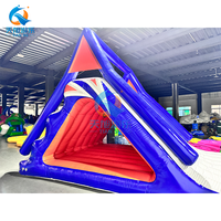 Tianxu TX-wt003 Toboggan Gonflable Flottant en PVC pour Adultes, Tour Triangulaire 5x3x3m, Certifié CE, Équipement de Parc Aquatique pour l'Escalade