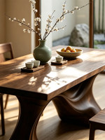 Table à manger rectangulaire en bois massif de style accentué, design moderne et minimaliste, idéale pour villa de luxe, maison et bureau