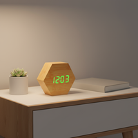Horloge de bureau numérique hexagonale promotionnelle en bois avec veilleuse, date, température, commande vocale et décoration intérieure