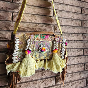 Sac à main en coton ethnique Banjara fait main avec fermeture à bouton - Léger et pliable pour femmes - Product Image 1