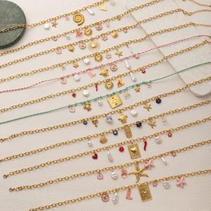 Collier pendentif émail coloré avec chaîne dorée et breloques cœur, étoile de mer, fleur – Bijou tendance pour femme, idéal pour les soirées - Product Image 2