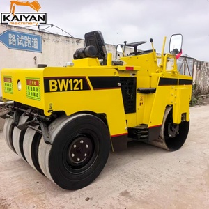 Rouleau compresseur BOMAG BW121 d'occasion de 5 tonnes avec moteur diesel Kubota, puissance de 24,6 kW, capacité de montée de 20 % pour asphalte, 690 heures de fonctionnement - Product Image 3