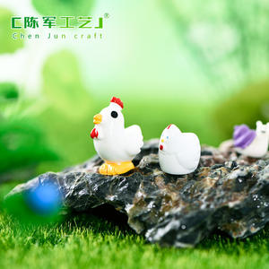 Micro-paysage écologique en bouteille avec mousse et succulentes, petit objet décoratif en résine DIY avec un coq blanc simulé - Product Image 4