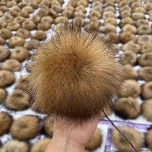 大きなふわふわアライグマの毛皮の服の帽子スナップポンポンヘアアクセサリーネイルアニマルファーポン