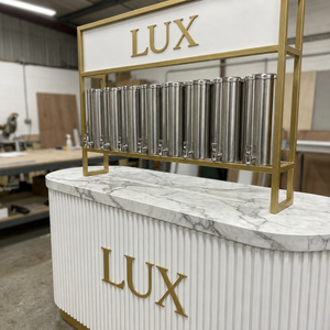 Exhibidor de Perfumes con Marco Dorado Personalizable LUX, Carrito Móvil de Recarga de Perfumes, Diseño de Kiosco de Perfumes con Rayas Verticales - Product Image 4