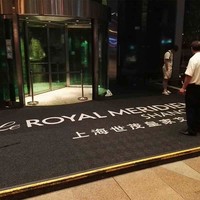 Tapis d'entrée commercial antidérapant personnalisé à bas prix pour supermarchés, centres commerciaux, hôtels et autres espaces commerciaux