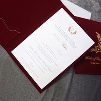 Pochette d'invitation de mariage pliée en velours rouge personnalisée, avec estampage à chaud et cartes d'insertion pour RSVP