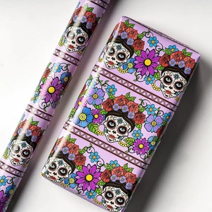 Papier cadeau personnalisé écologique avec motifs de têtes de mort en sucre, design floral violet, papier d'art couché double face, impression numérique - Product Image 1