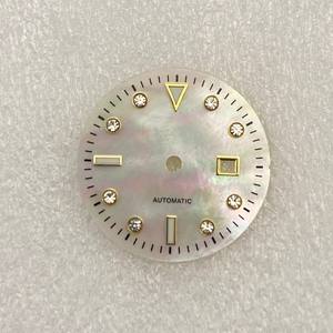 Montre mécanique NH05 à cadran rond en forme de coquille, 24,5 mm, avec affichage de la date luminescent vert - Product Image 4