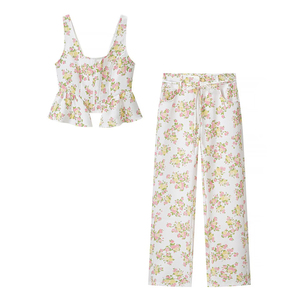 Completo coordinato estivo da donna 2026 con top floreale a balze e pantaloni a gamba larga, <span class=keywords><strong>set</strong></span> due pezzi per vacanze, OEM/ODM dalla fabbrica cinese - Product Image 1
