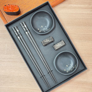 Palillos Chinos Clásicos de Madera de Alta Calidad con Juego de Platos y Utensilios Delamine - Vajilla Ecológica para Regalo Empresarial para 2 Personas - Product Image 2