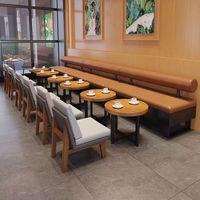 Ensemble de mobilier moderne pour café, banquettes rembourrées vertes et brunes avec tables et chaises rondes en bois pour café bistro