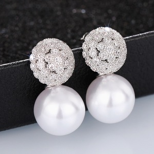 Boucles d'oreilles clous géométriques rondes pour femmes, design princesse perlé, accessoires d'oreille pour robe de soirée - Product Image 6