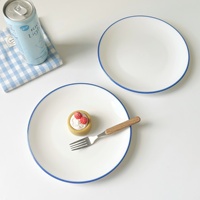 Assiette à dîner en céramique à bord bleu Ins Cute Dessert Shallow Pasta Cake Plate Classic Disposable Fish Flat for Events Wholesale