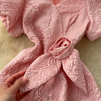 Robe décontractée élégante rose pour femme, coupe trapèze, manches courtes bouffantes, motif rose en relief, ceinture à nouer, décor floral, tenue de soirée