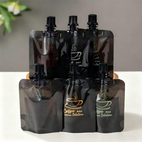 Sacs à bec liquide noirs 50-100ml personnalisables. Autoportants, imperméables pour portions de café et vente à emporter.