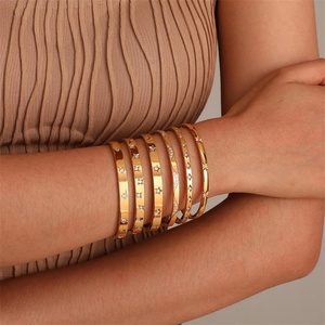 Brazalete de Zirconia Personalizado, Joyería para Mujer, Chapado en Oro, Acero Inoxidable, Brazalete de Cristal - Product Image 3
