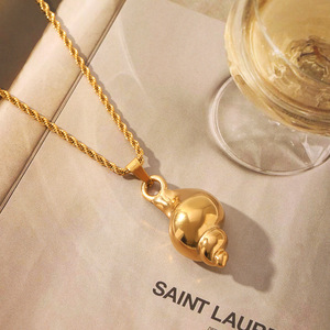 Collana con Ciondolo a Conchiglia in Acciaio Inossidabile Placcato Oro 18K PVD Minimalista KITI, <span class=keywords><strong>Gioielli</strong></span> all'Ingrosso - Product Image 1