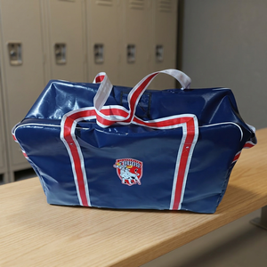 Sac de sport de hockey en PVC bleu marine avec sangles rouges et blanches et logo personnalisé - Product Image 2