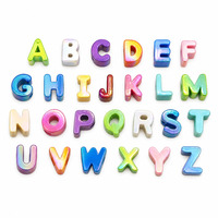 Perles en acrylique brillantes en gros, lettres de l'alphabet de 21 mm, breloques avec trou de 6 mm, options de couleurs pour l'artisanat des enfants et les bijoux initiaux