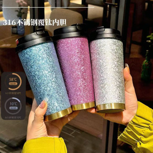 แก้วกาแฟเคลือบไทเทเนียม 500 มล. แบบสองชั้น พร้อมหลอดดูดและฝาปิดแบบดูดและดื่ม พกพาสะดวกสำหรับเดินทางในรถยนต์ แก้วไทเทเนียมเก็บความร้อน - Product Image 1