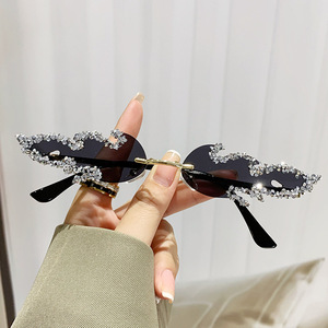 Lunettes de soleil œil de chat tendance sans monture UV400 pour femme avec strass - Product Image 1