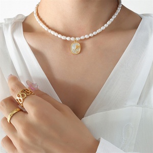 Colliers de luxe de haute qualité en perles d'eau douce naturelles avec pendentif en forme de fleur de coquillage pour femmes - Product Image 4