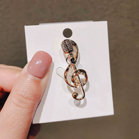 Broche en alliage doré en forme de microphone, accessoire vestimentaire créatif et tendance