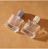 En stock Flacon de parfum transparent 50 ml en verre serti avec vaporisateur, flacon de transfert