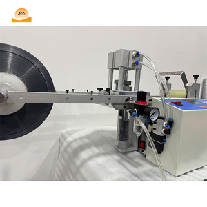 Machine de dé<span class=keywords><strong>coupe</strong></span> automatique compacte pour joints en mousse EVA et <span class=keywords><strong>plastique</strong></span>, de rouleau à feuille, pour l'emballage - Product Image 6