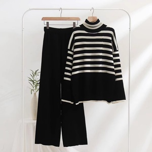 Ensemble pull et pantalon tricoté décontracté pour femme, col roulé, automne, 2 pièces, avec logo frontal, vente en gros - Product Image 4