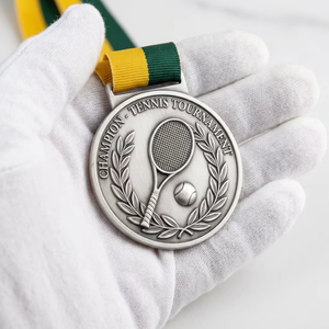 Médaille <span class=keywords><strong>de</strong></span> champion <span class=keywords><strong>de</strong></span> tournoi <span class=keywords><strong>de</strong></span> tennis en argent personnalisée avec relief <span class=keywords><strong>de</strong></span> raquette, balle et couronne <span class=keywords><strong>de</strong></span> lauriers pour les clubs sportifs et les académies - Product Image 1