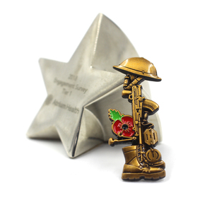 Épinglette personnalisée pour casque de soldat du jour du Souvenir, motif fleur rouge, « Ne nous oublions pas » - Product Image 2