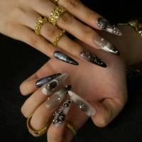 Ongles à presser en acrylique, design croix punk métal 3D, base dégradée noir-nude, décorations épines, éclats d'étoile, rivets et perles en acier, forme amande