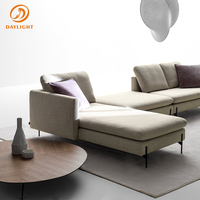 Canapé sectionnel asymétrique moderne avec accoudoirs inclinés, pieds en métal noir mat recouverts de tissu, meubles de salon