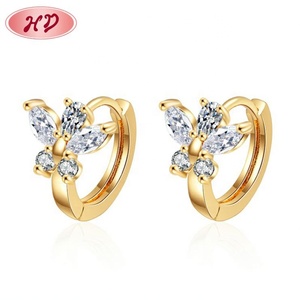 Modernos Pendientes de Aro Huggie para Niñas, Chapados en Oro, con Mariposa y Circonitas Cúbicas Multicolor, Pequeños, de Cristal, para Boda - Product Image 4