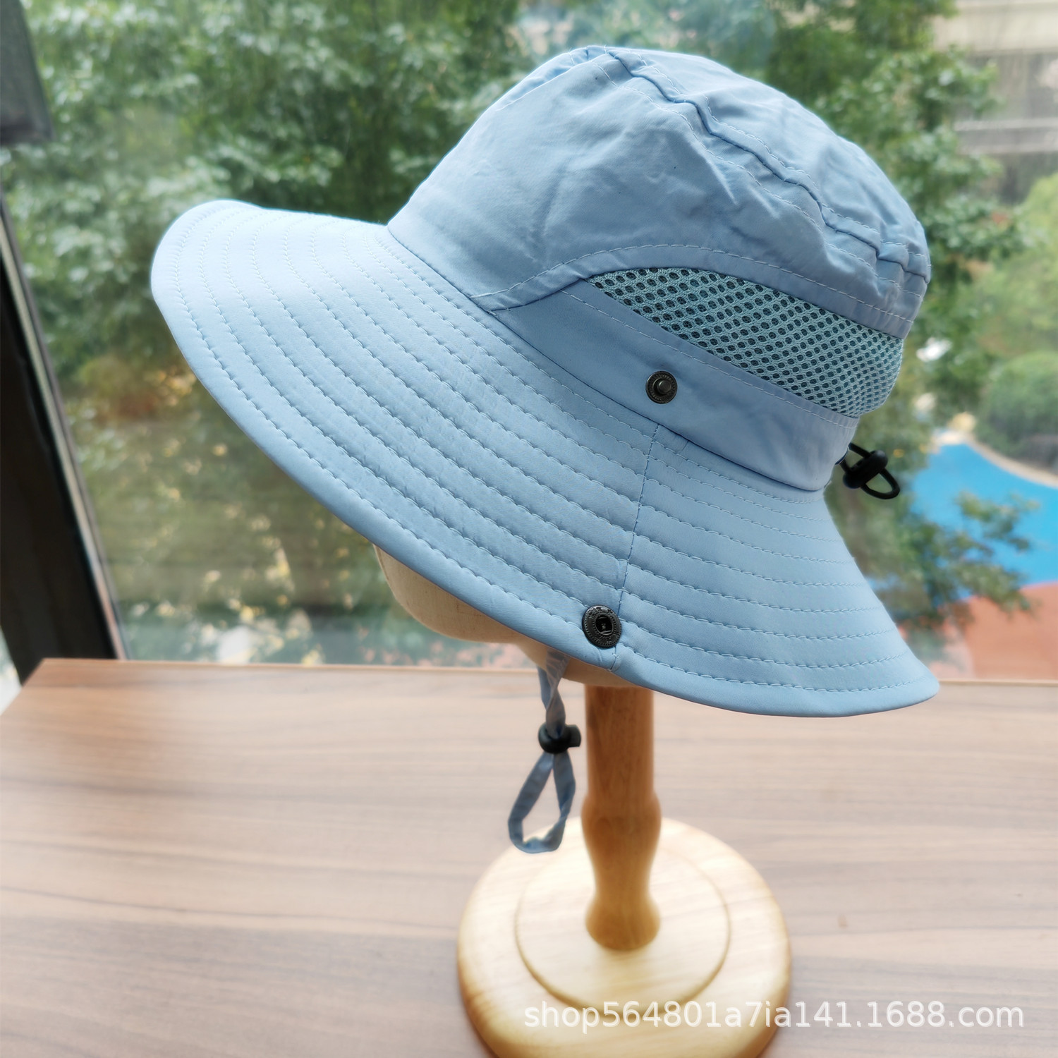 Children 2-8 years old (sky blue)