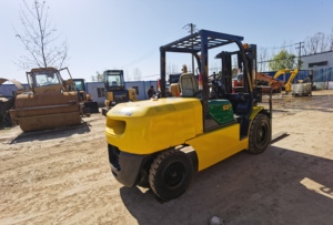 Reliable Used 5T <b>Forklift</b> with 600mm Load Center and 7280kg Operating Weight for Heavy Material Handling - Product Image 3