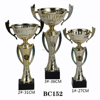 Trophées en métal conçus sur mesure pour les champions sportifs Prix spécial pour les gagnants de football Grands trophées