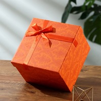 Boîte cadeau carrée rigide en carton haut de gamme personnalisée avec logo gravé, ruban et nœud, accessoires personnalisables pour