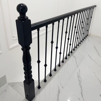 Les rampes d'escalier modernes en noir mat conviennent à la décoration intérieure dans les zones résidentielles de villas.