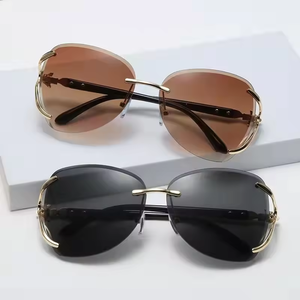 Nuevas <span class=keywords><strong>Gafas</strong></span> <span class=keywords><strong>de</strong></span> <span class=keywords><strong>Sol</strong></span> <span class=keywords><strong>de</strong></span> Lujo Sin Montura para Mujer, con Diseño <span class=keywords><strong>de</strong></span> Cabeza <span class=keywords><strong>de</strong></span> Zorro Metálica, Protección UV para Exteriores, Lentes <span class=keywords><strong>de</strong></span> Espejo con Diseño Oceánico - Product Image 3