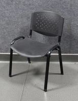 Chaise empilable en plastique noir avec poignée pour salle de formation, conférence et école
