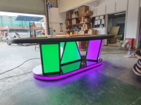 Table de poker LED sur piétement personnalisée YS OEM, table de jeu de casino de luxe, cyan rose, double éclairage, motif couronne, tapis en feutre, table de Texas pour 10 joueurs
